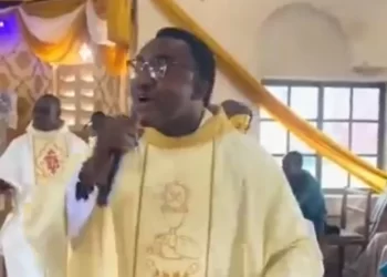 Catholic priest apologises for singing King Paluta’s Aseda song at Mass [VIDEO]