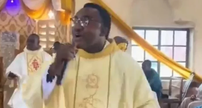 Catholic priest apologises for singing King Paluta’s Aseda song at Mass [VIDEO]